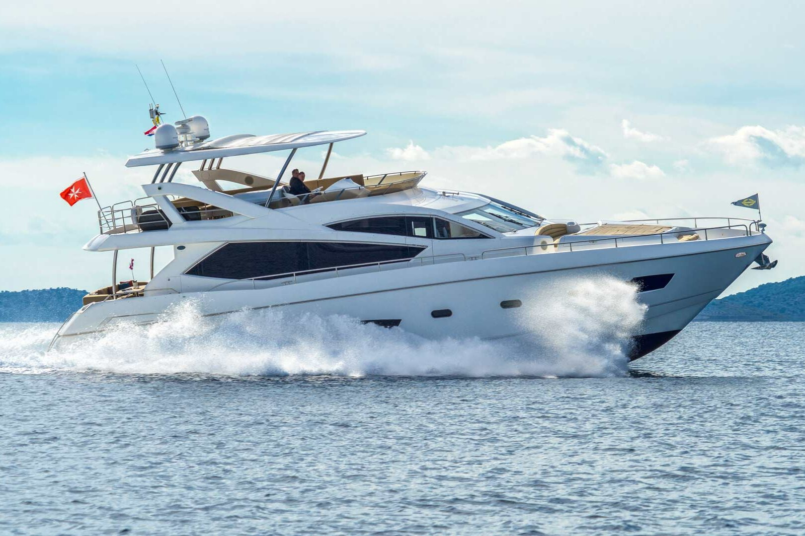 Luxury yacht Sunseeker Manhattan 73 A Cloudy Bay running