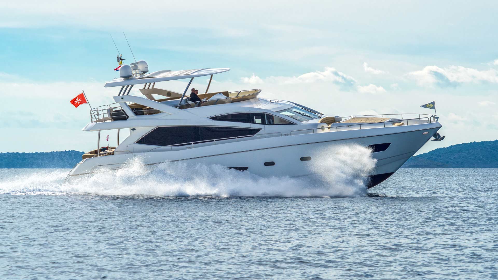 Luxury yacht Sunseeker Manhattan 73 A Cloudy Bay running