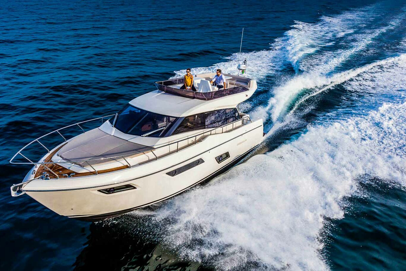 Motor boat Ferretti Yachts 450 running