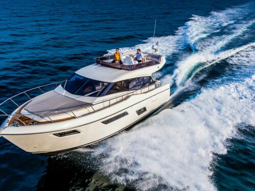 Motor boat Ferretti Yachts 450 running