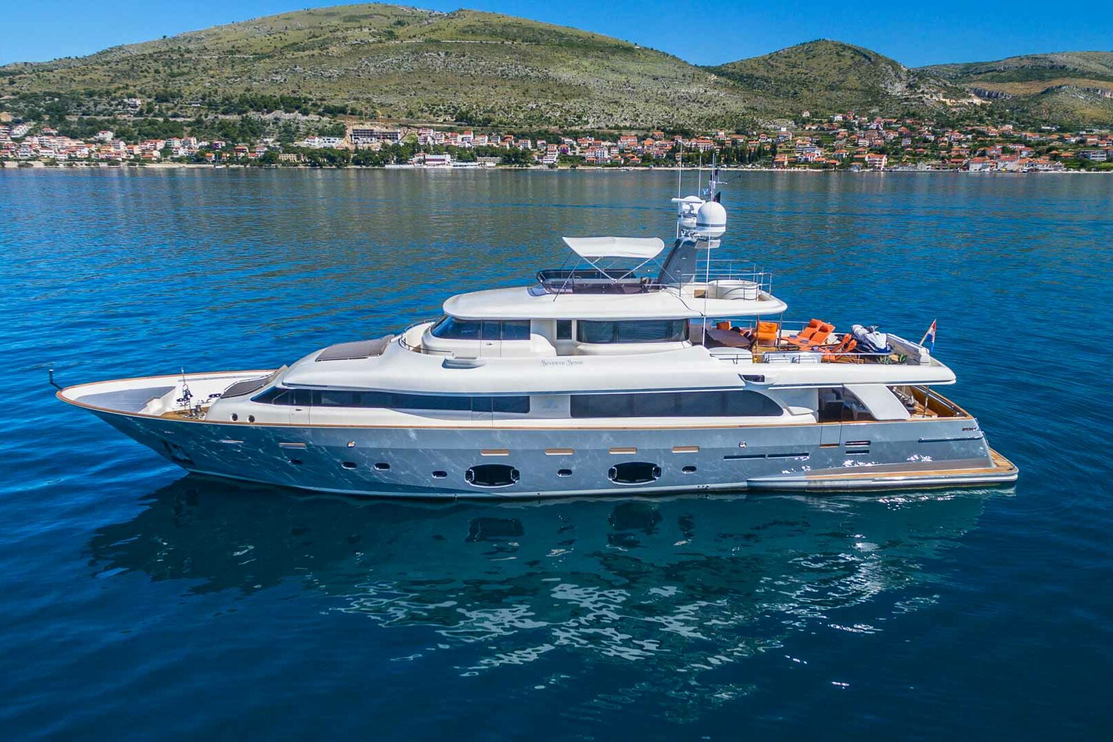 Luxury yacht Ferretti Navetta 33 Seventh Sense port side