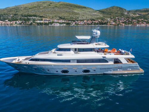 Luxury yacht Ferretti Navetta 33 Seventh Sense port side