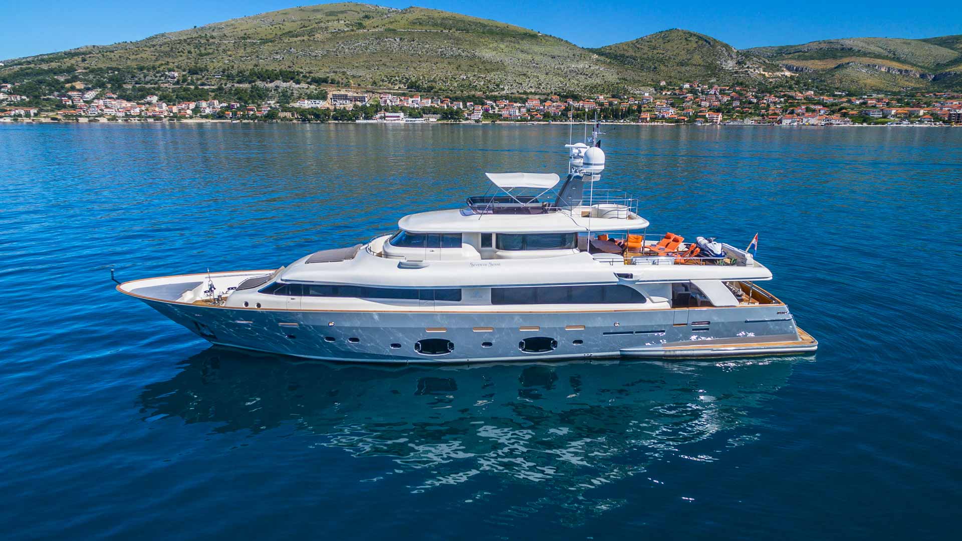 Luxury yacht Ferretti Navetta 33 Seventh Sense port side