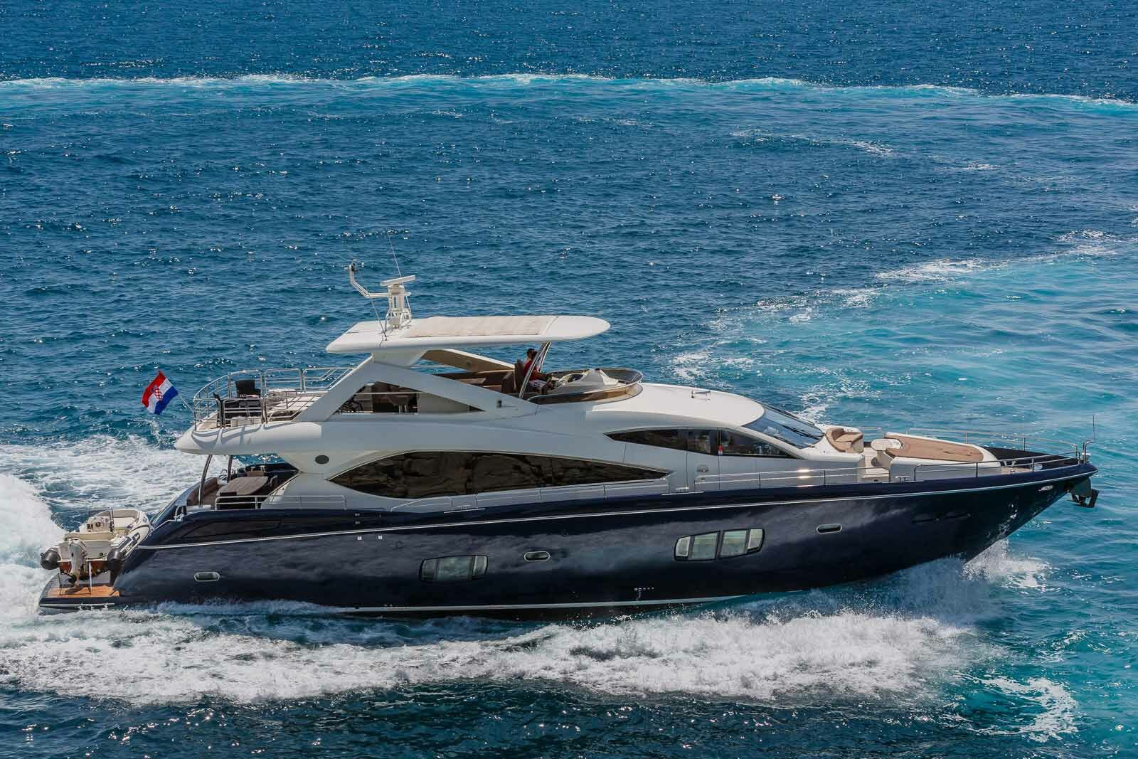 Luxury yacht Sunseeker Yacht 86 The Best Way cruising