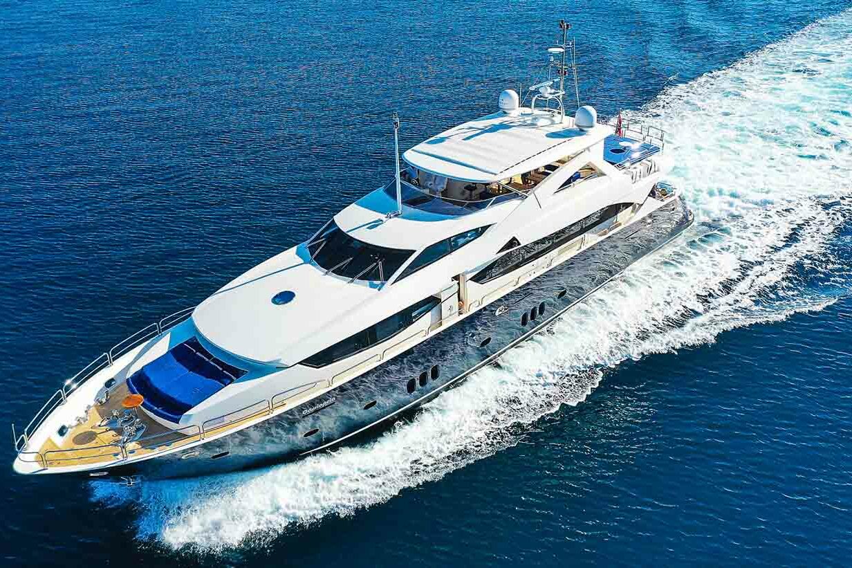 Luxury yacht Sunseeker 34 M Cassiopeia sea side