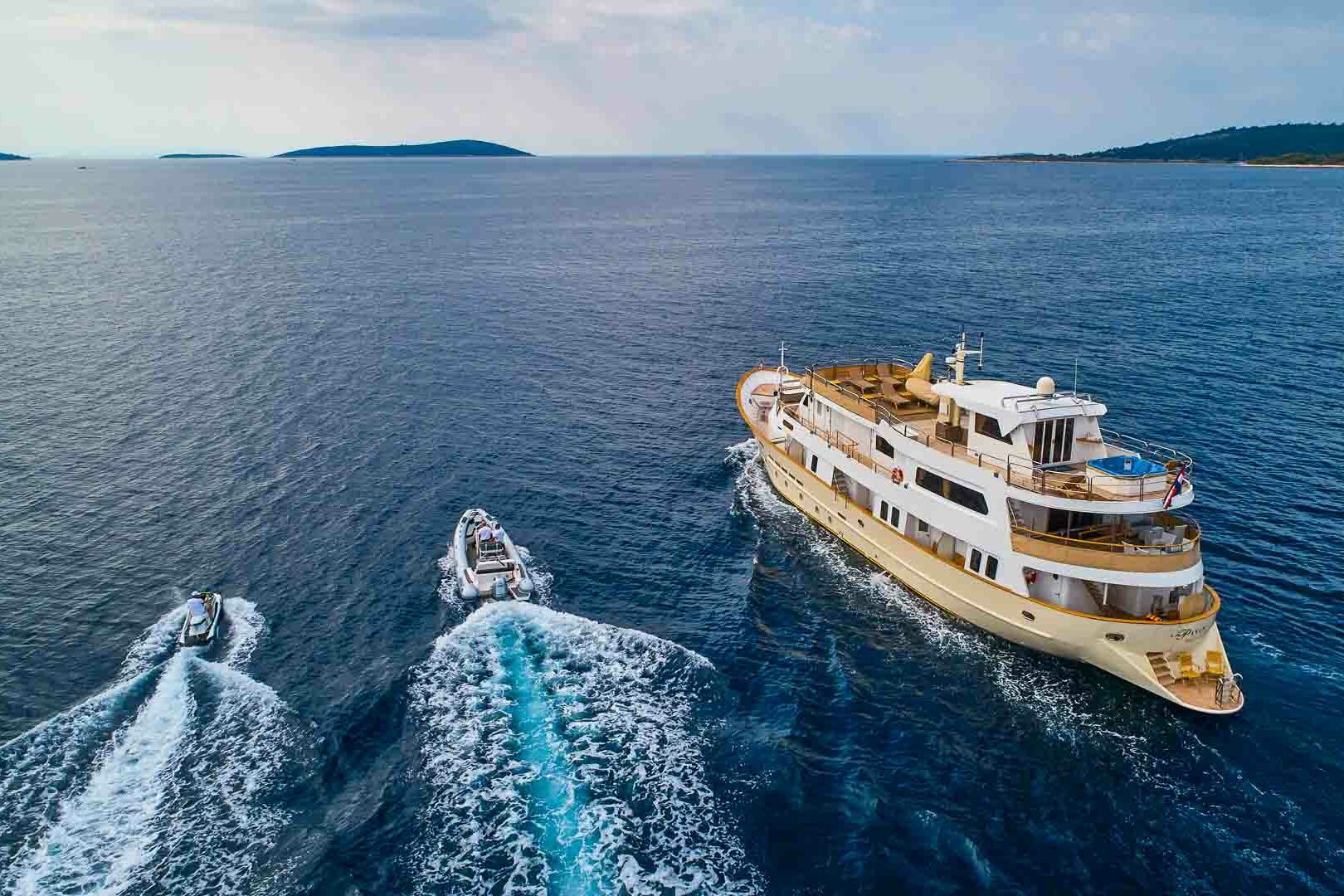 Luxury boutique yacht La Perla sailing
