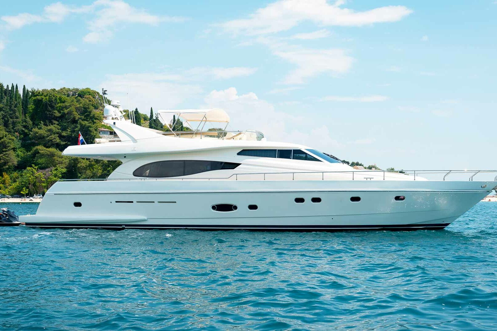 Luxury yacht Ferretti 730 Marino starboard side