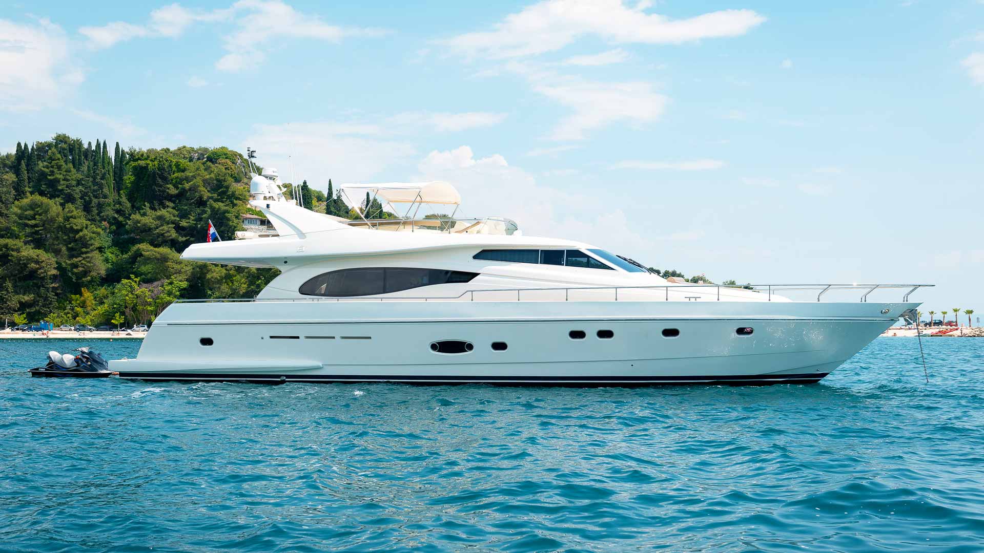Luxury yacht Ferretti 730 Marino starboard side