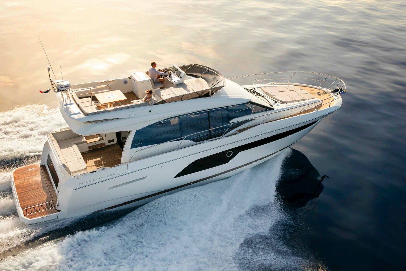 Motor boat Prestige 520 Fly running view