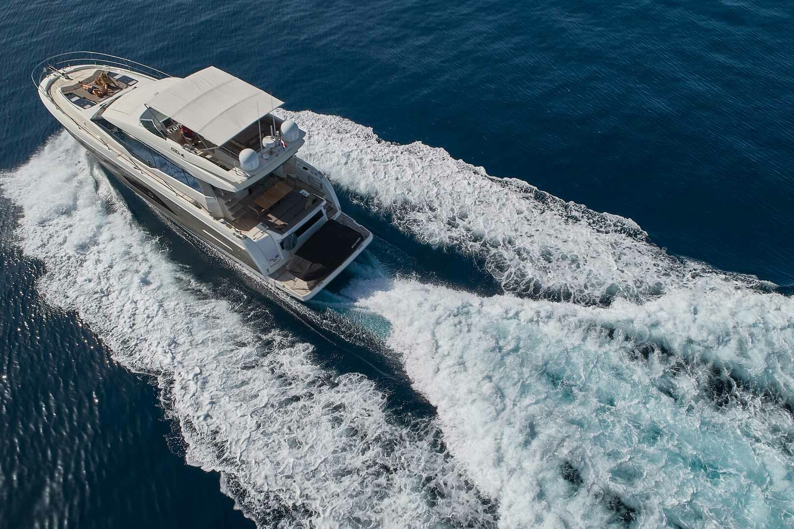 Luxury yacht Prestige 630S Simull running