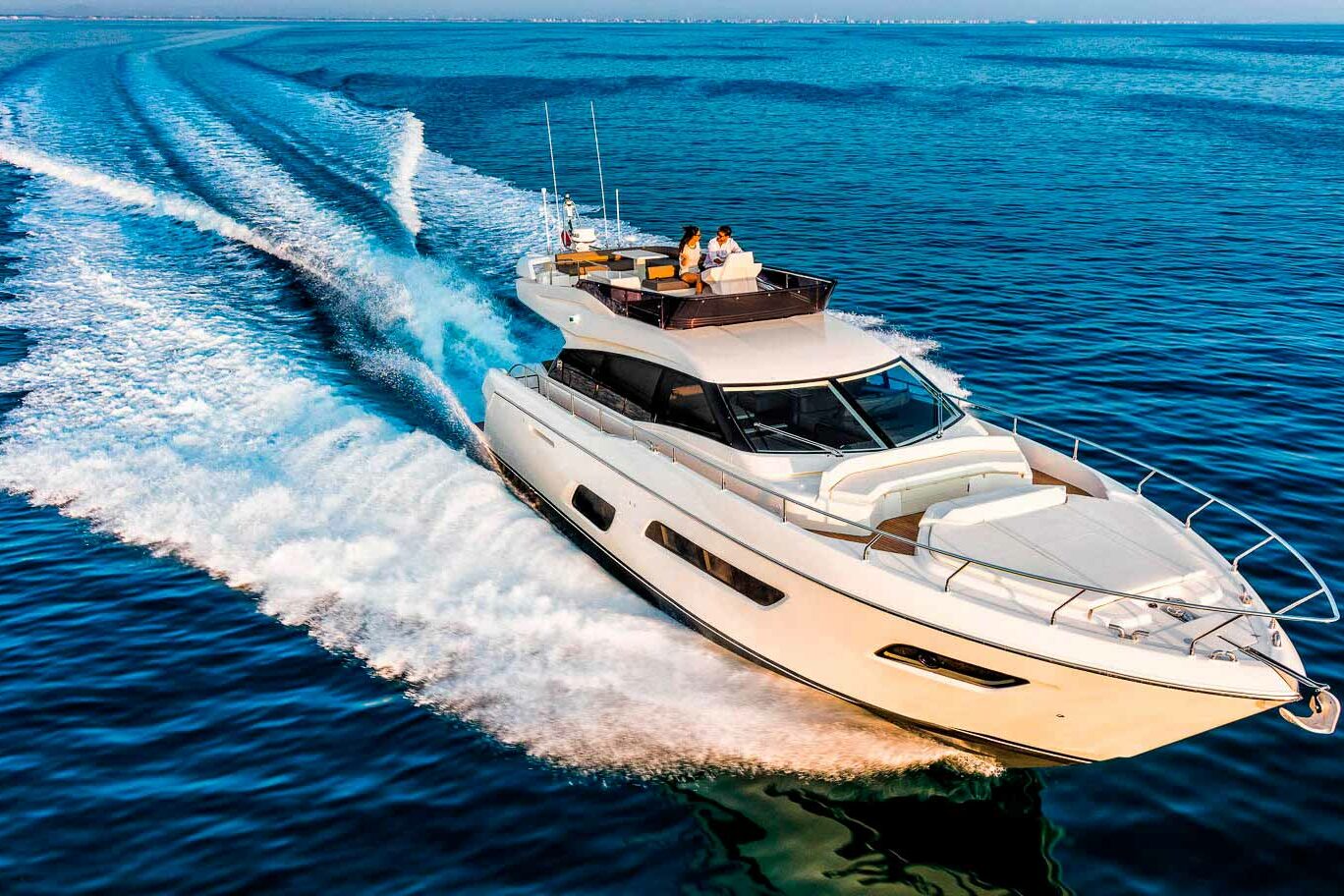 Motor boat Ferretti 550 running