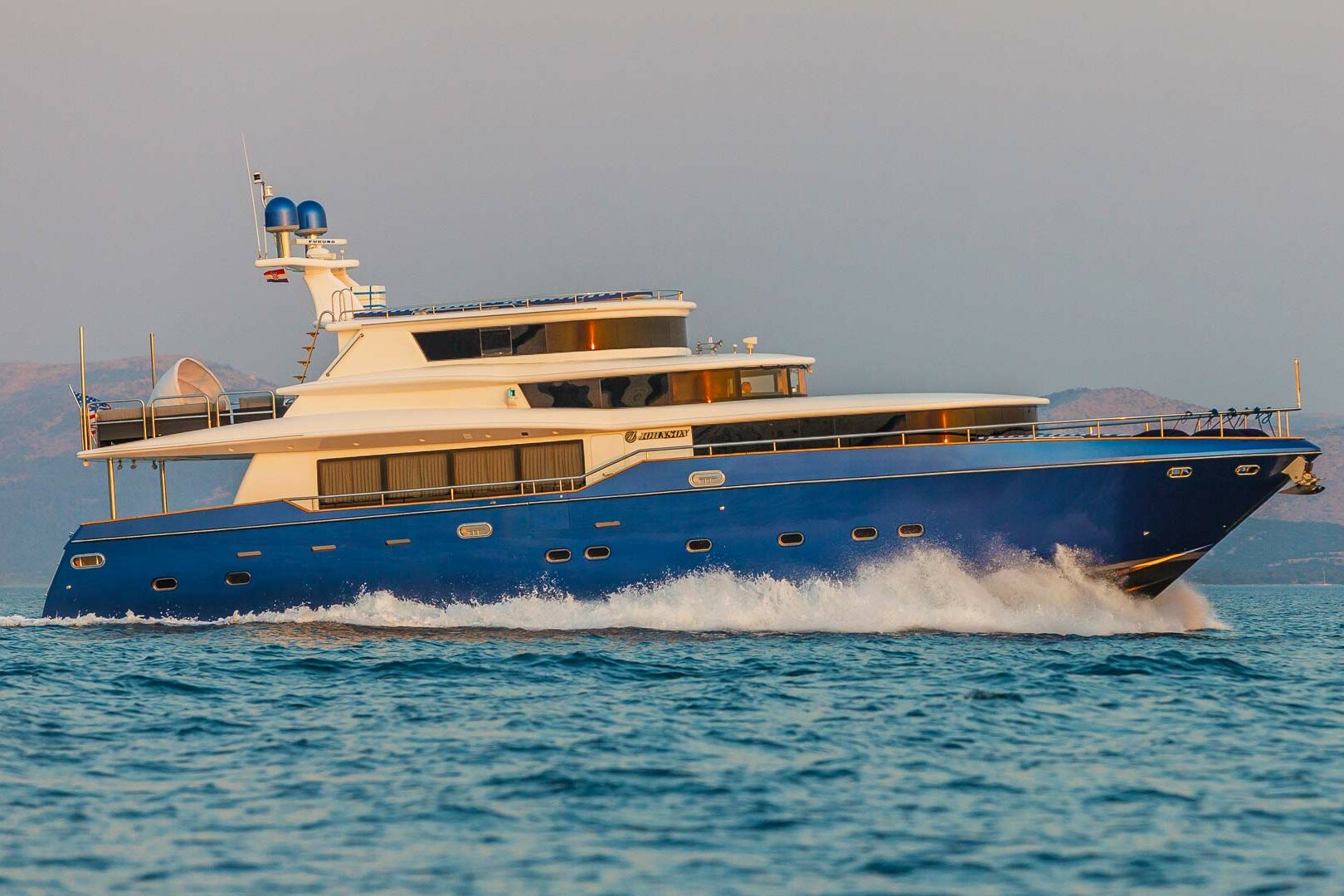 Luxury yacht Johnson Baby running