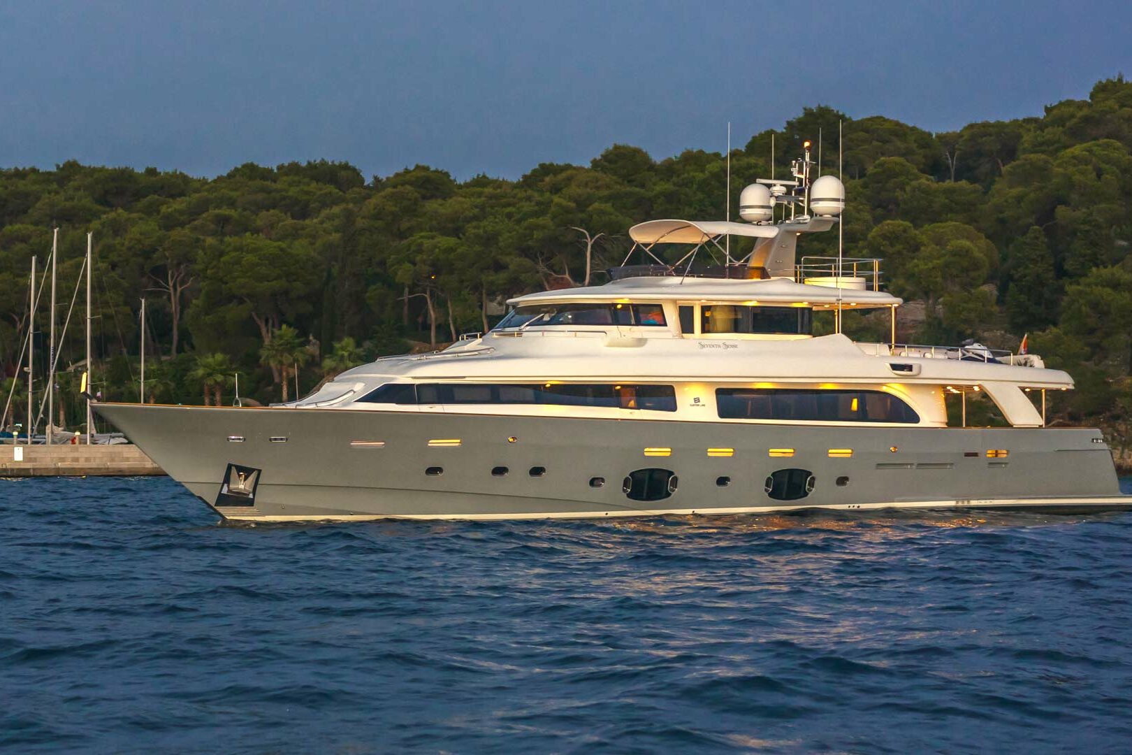 Luxury yacht Ferretti Navetta 33 Seventh Sense anchor