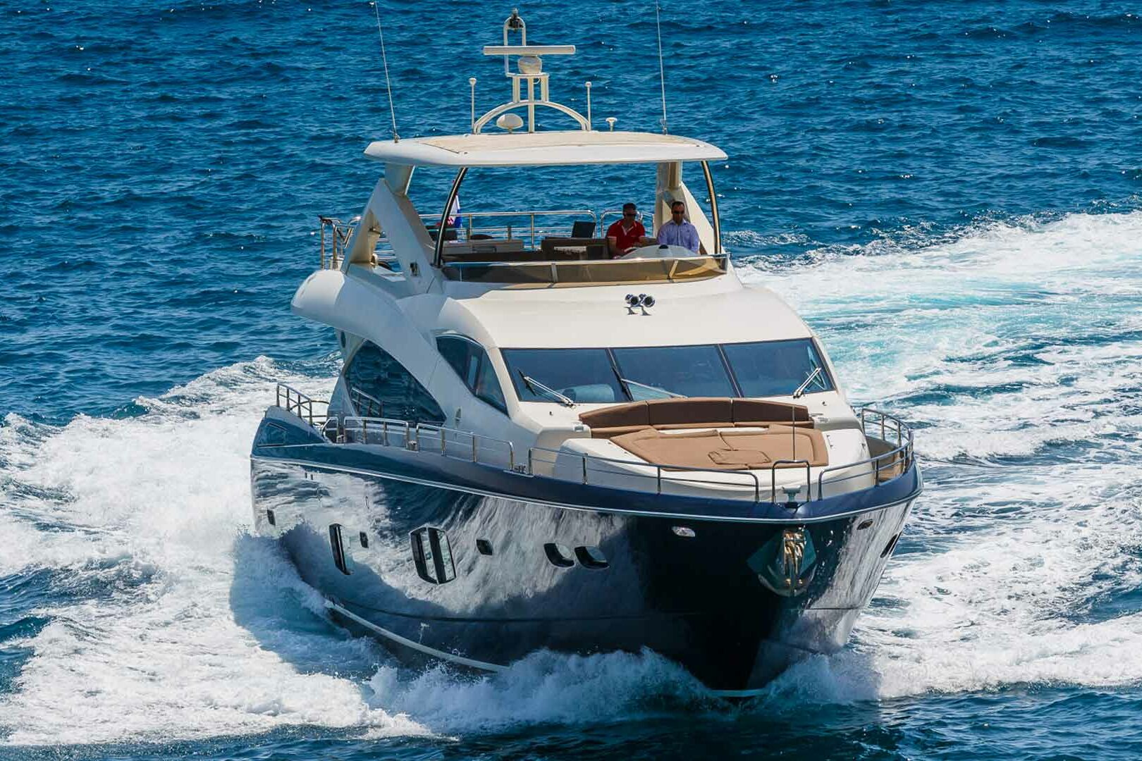 Luxury yacht Sunseeker Yacht 86 The Best Way from the front