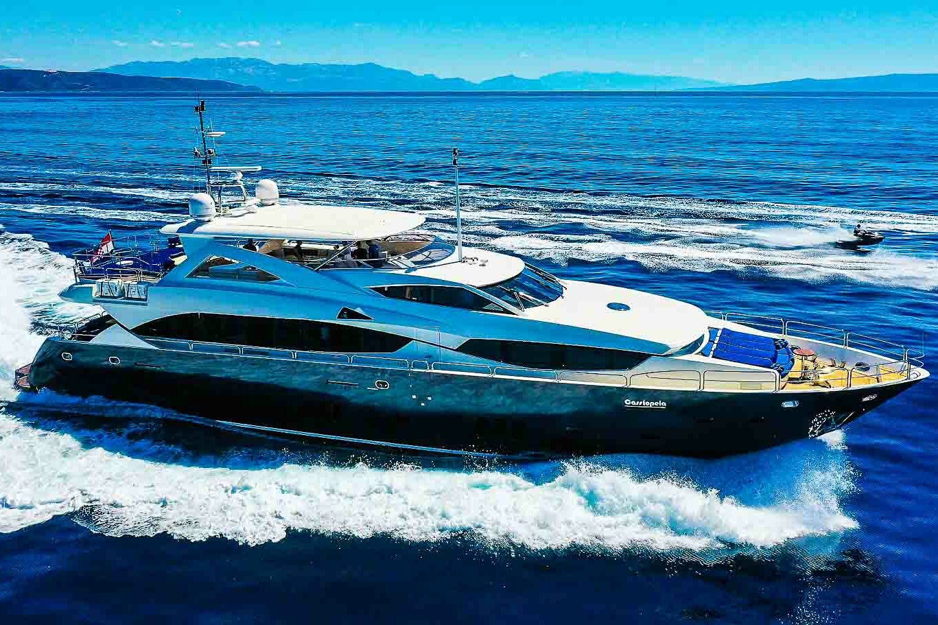 Luxury yacht Sunseeker 34 M Cassiopeia running