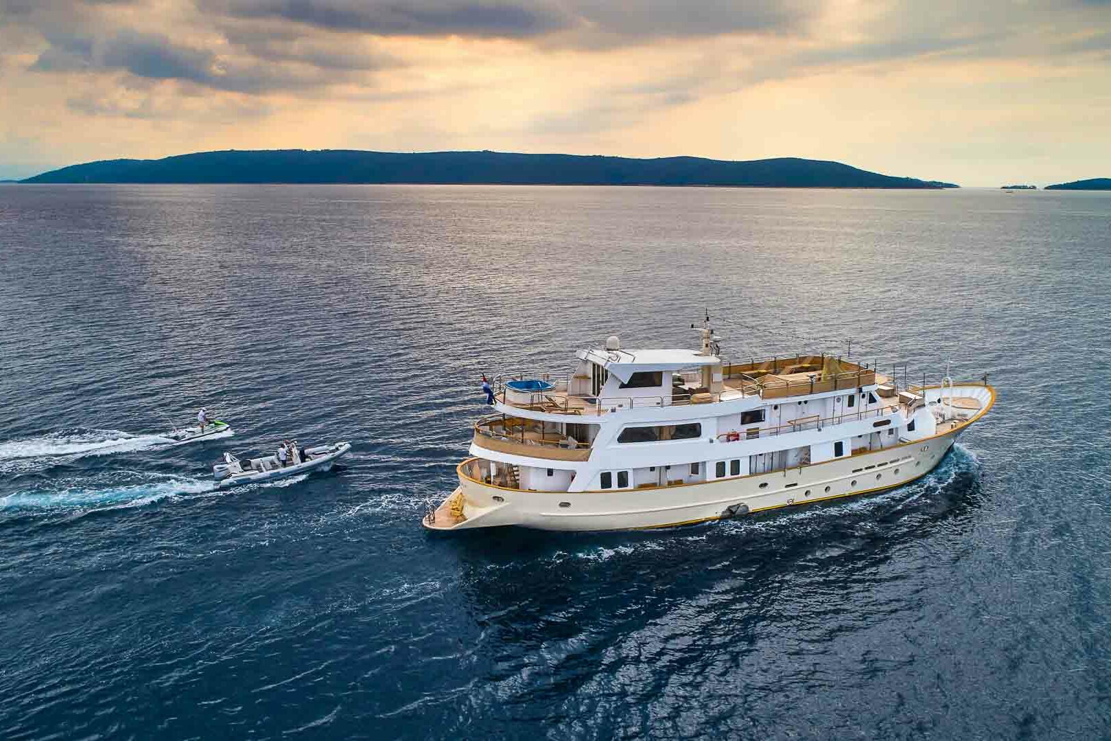 Luxury boutique yacht La Perla sailing view