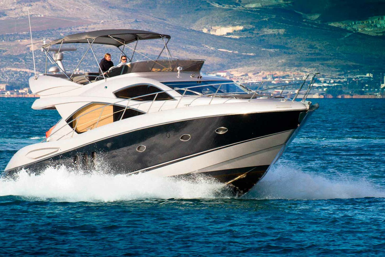 Motor boat Sunseeker Manhattan 52 running view