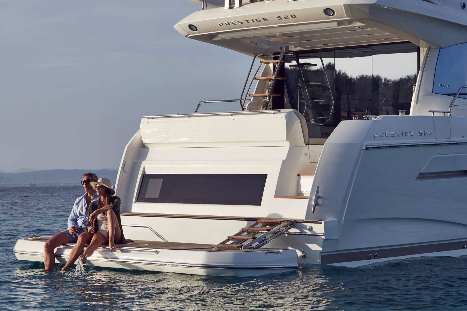 Motor boat Prestige 520 Fly swiming platform