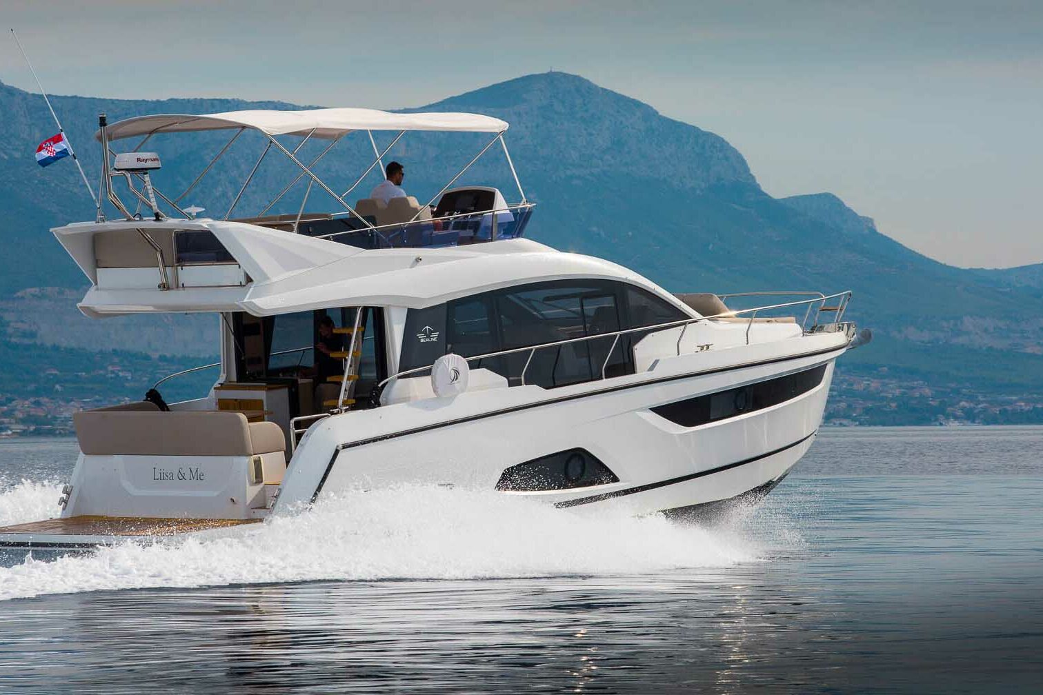 Motor boat Sealine F430 side running