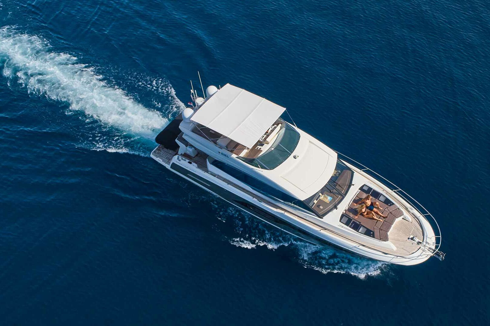 Luxury yacht Prestige 630S Simull running view