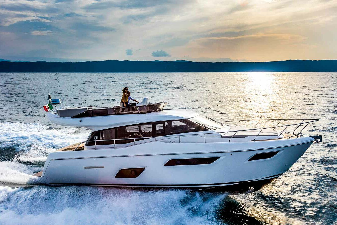 Motor boat Ferretti Yachts 450 sea side