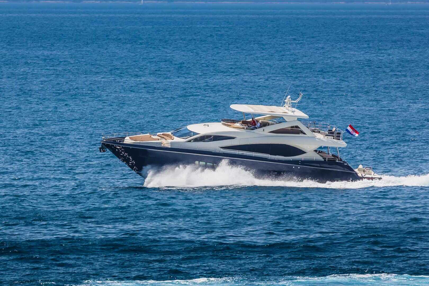 Luxury yacht Sunseeker Yacht 86 The Best Way running