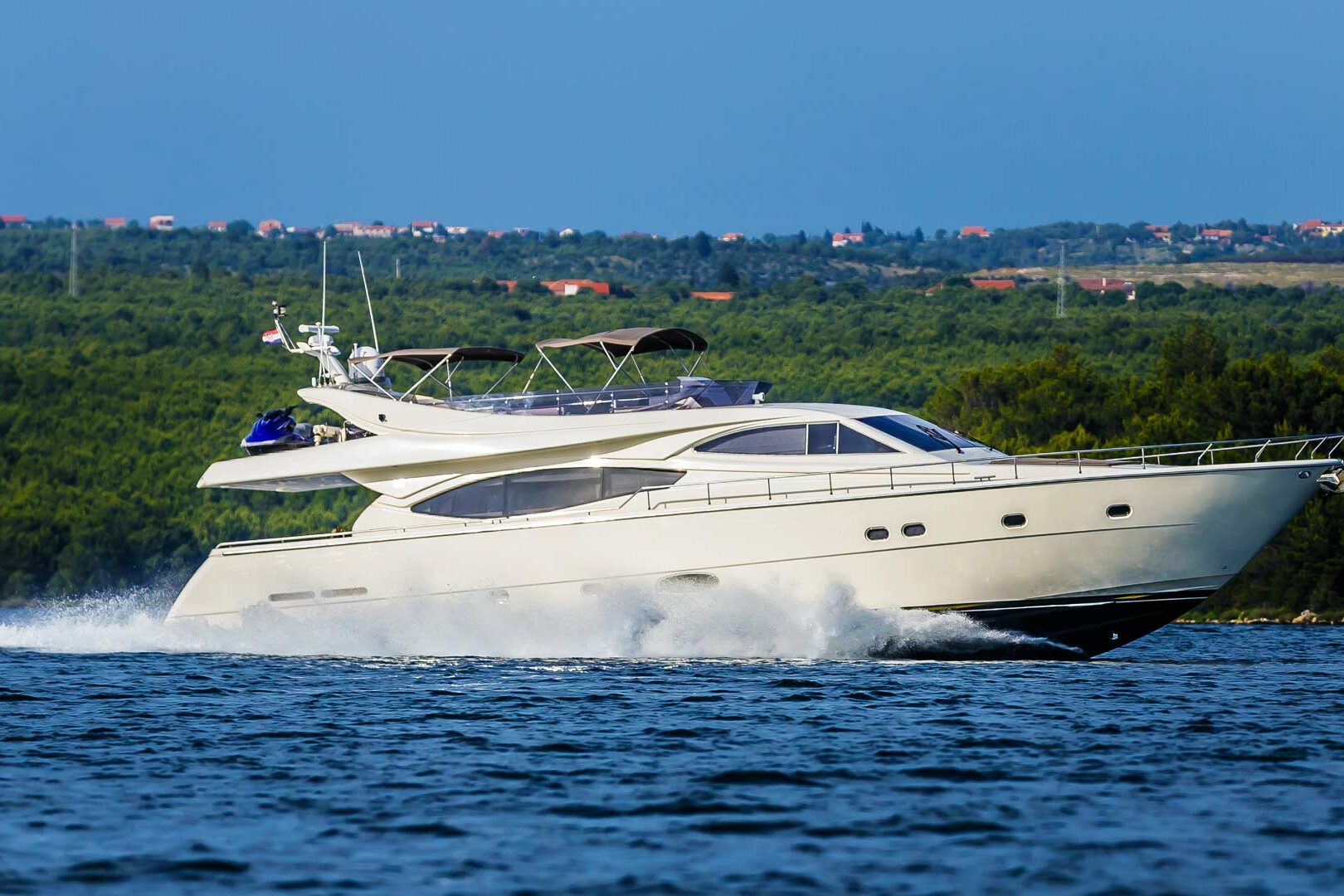 Luxury yacht Ferretti 760 Quo Vadis I running