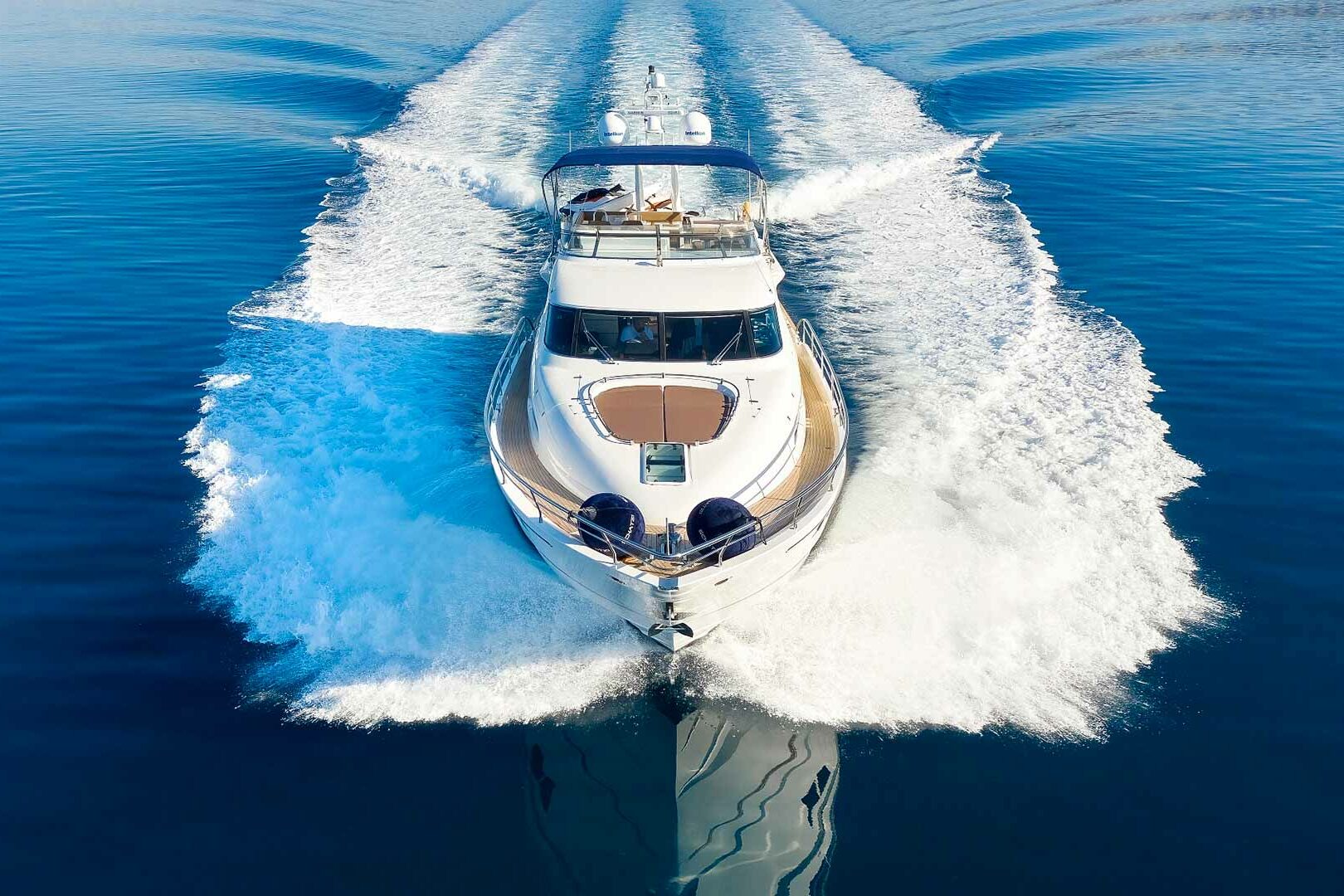 Luxury yacht Fairline Squadron 78 Schatzi front view