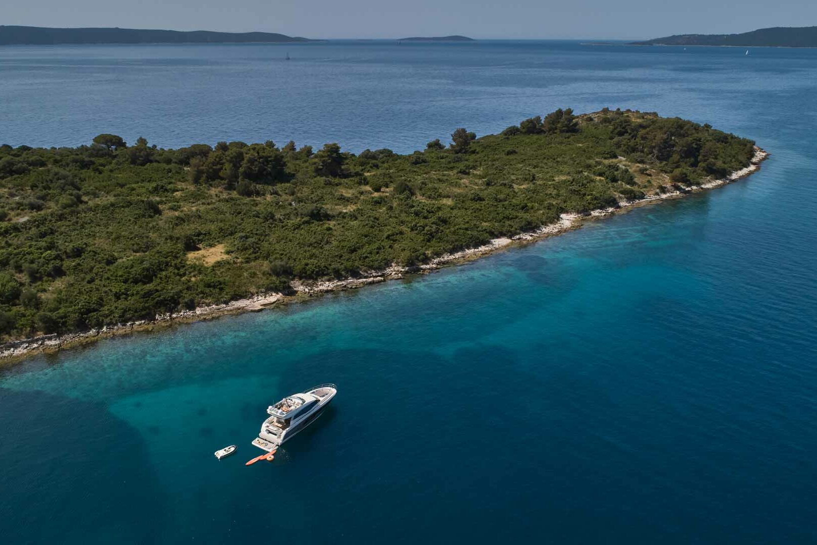 Luxury yacht Prestige 630S Simull on anchor