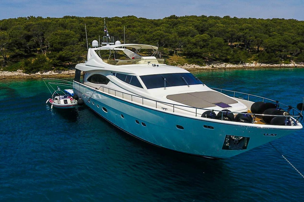 Luxury yacht Ferretti 880 Katariina from the front