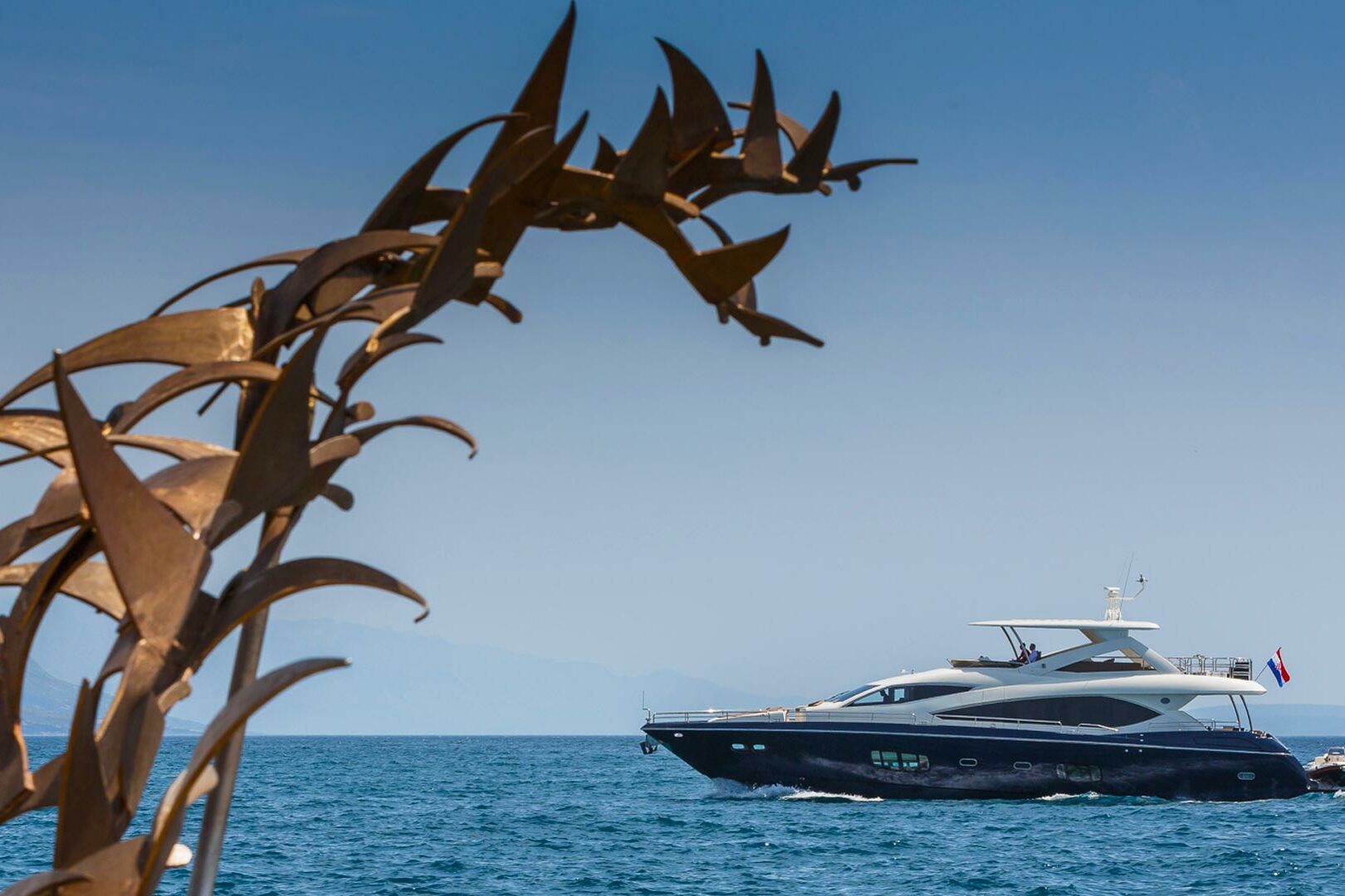 Luxury yacht Sunseeker Yacht 86 The Best Way running view
