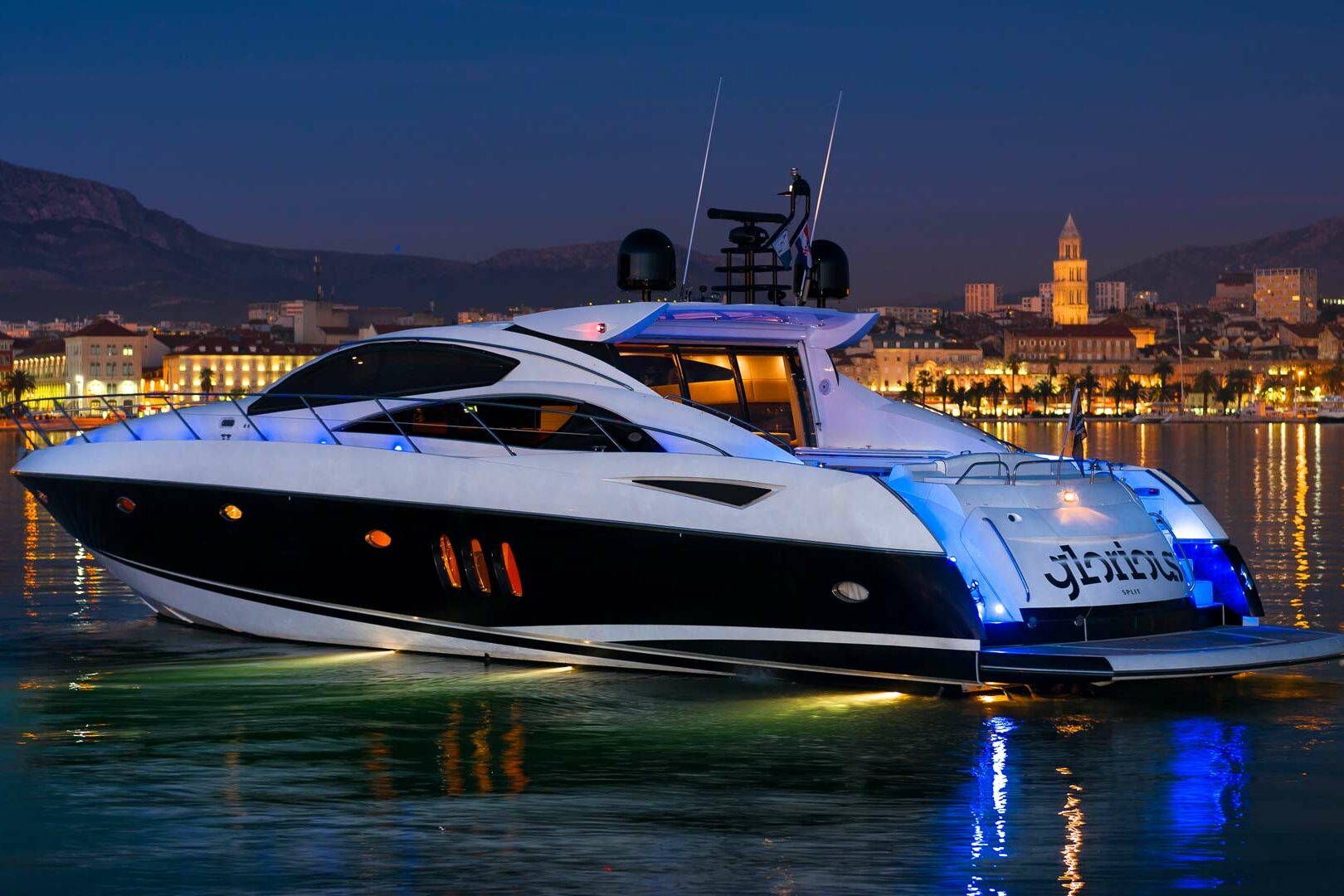 Luxury yacht Sunseeker Predator 72 Glorious underwater lights