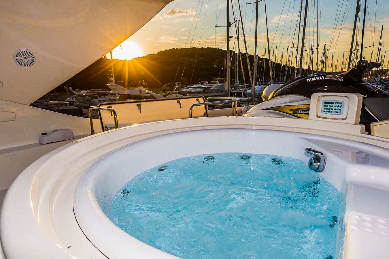 Luxury yacht Ferretti 880 Katariina jacuzzi