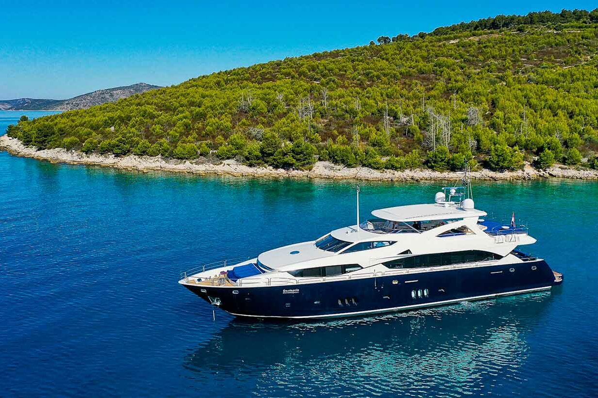 Luxury yacht Sunseeker 34 M Cassiopeia island