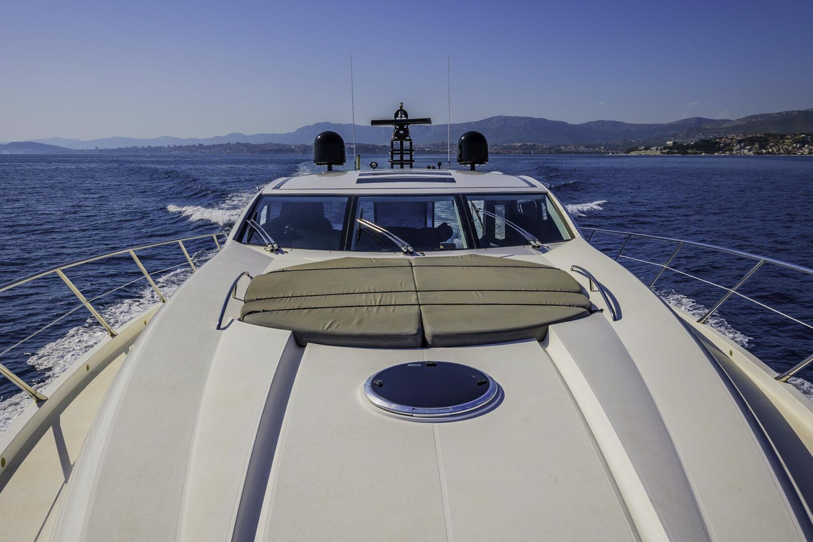 Luxury yacht Glorious bow