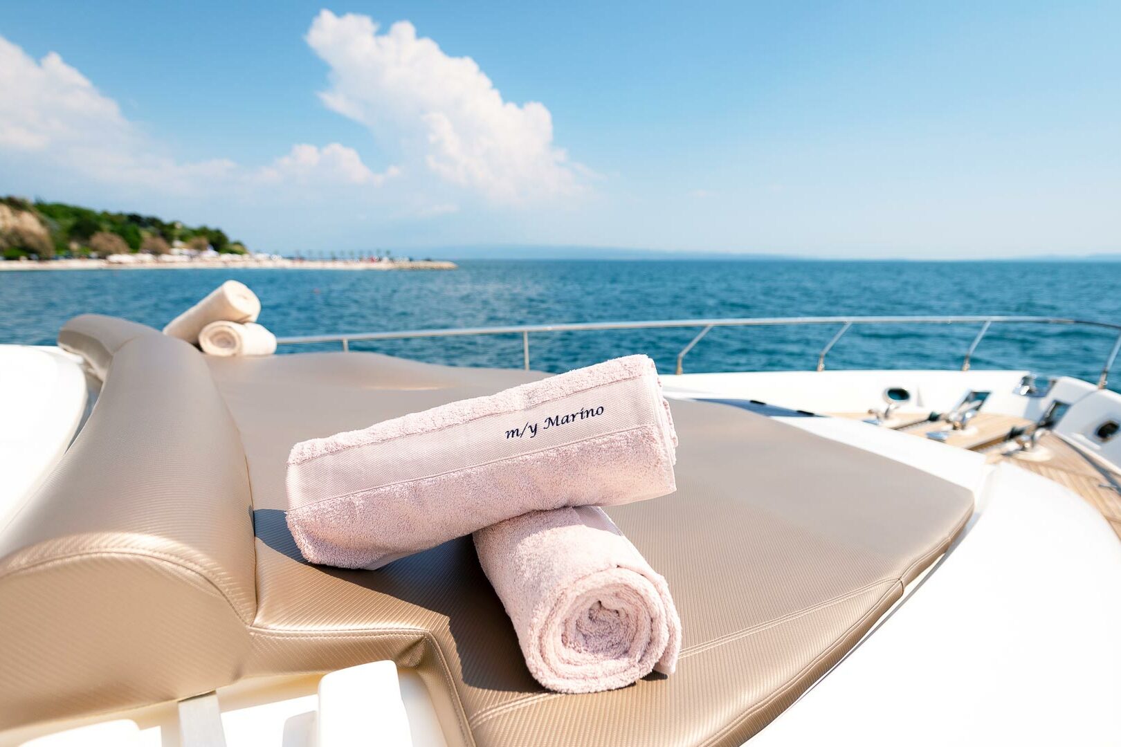 Luxury yacht Ferretti 730 Marino sundeck coushions