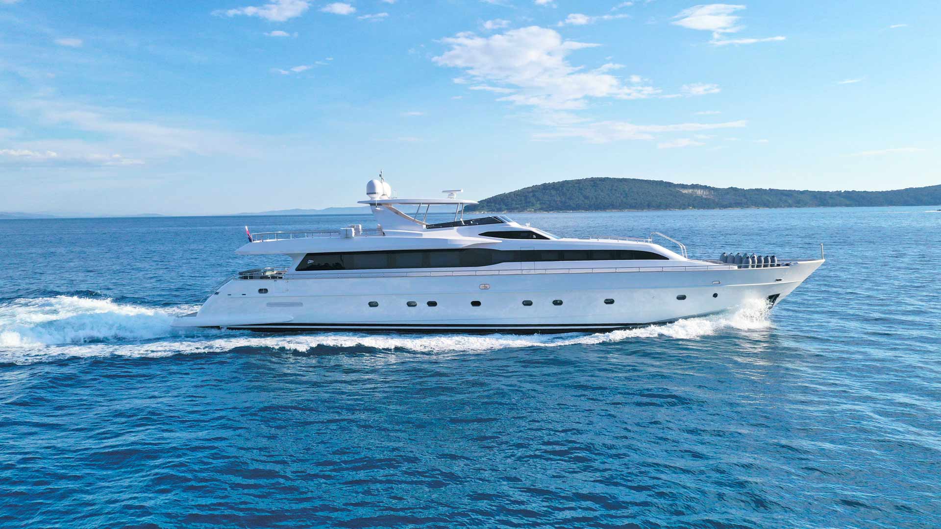 Luxury yacht Tecnomar Nadara 35M Princess Lona cruising