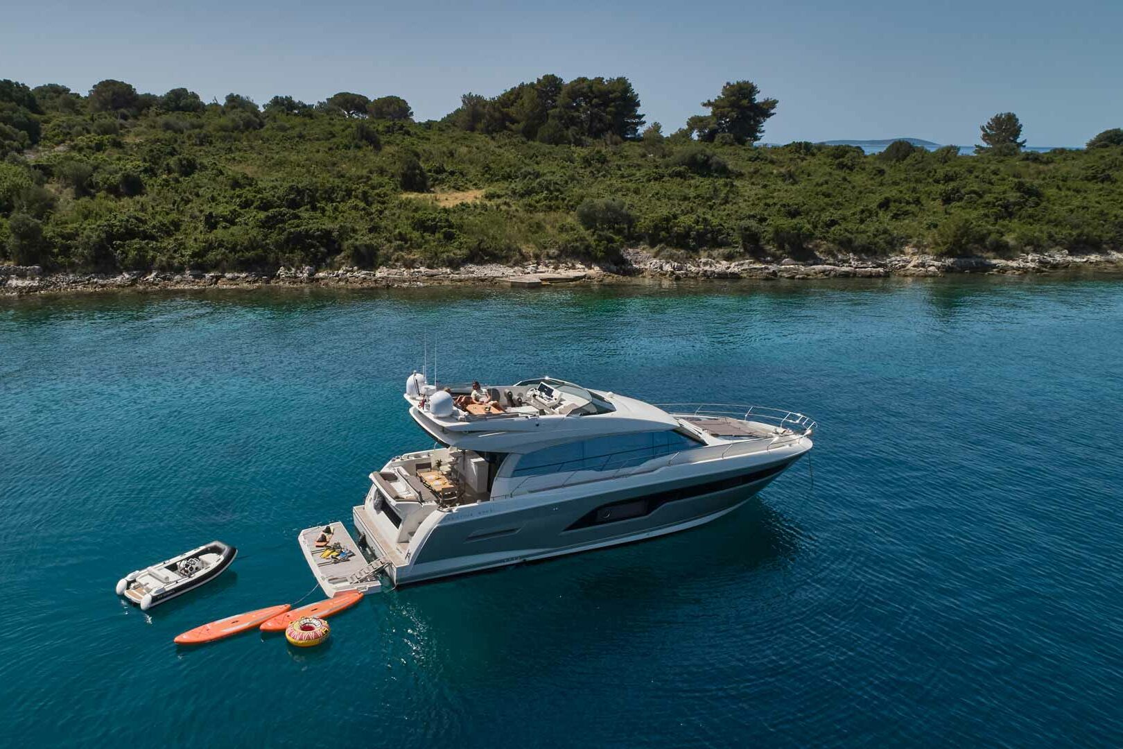 Luxury yacht Prestige 630S Simull anochored