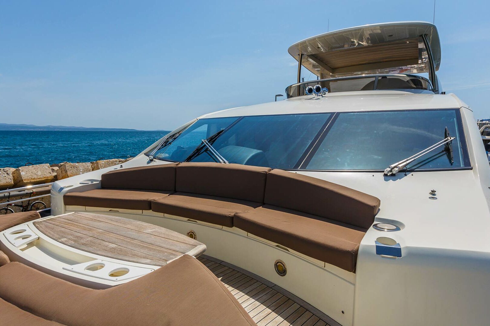 Luxury yacht Sunseeker Yacht 86 The Best Way aft sundeck
