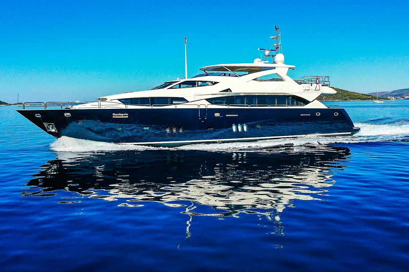 Luxury yacht Sunseeker 34 M Cassiopeia entring port side