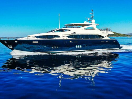 Luxury yacht Sunseeker 34 M Cassiopeia entring port side