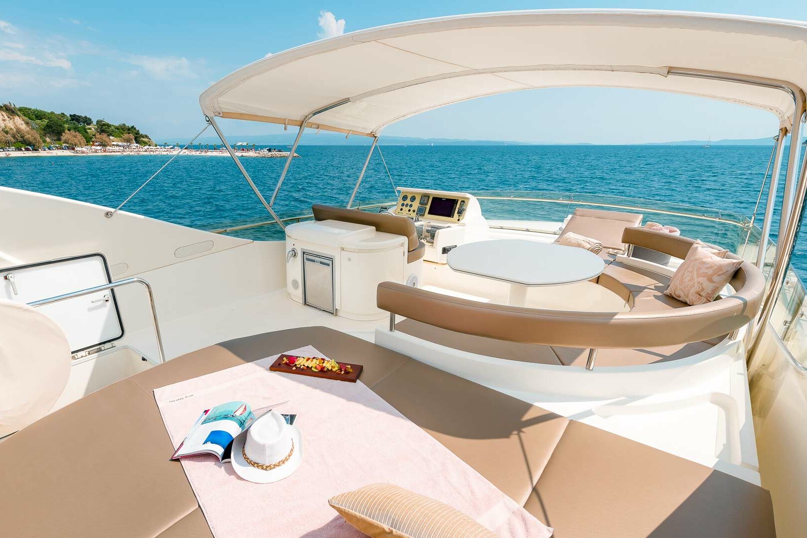 Luxury yacht Ferretti 730 Marino flybridge