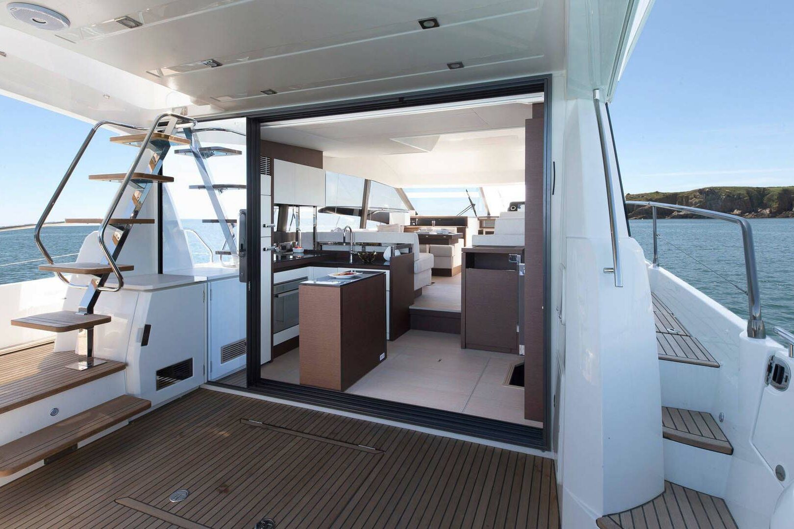 Motor boat Prestige 520 Fly salon entrance