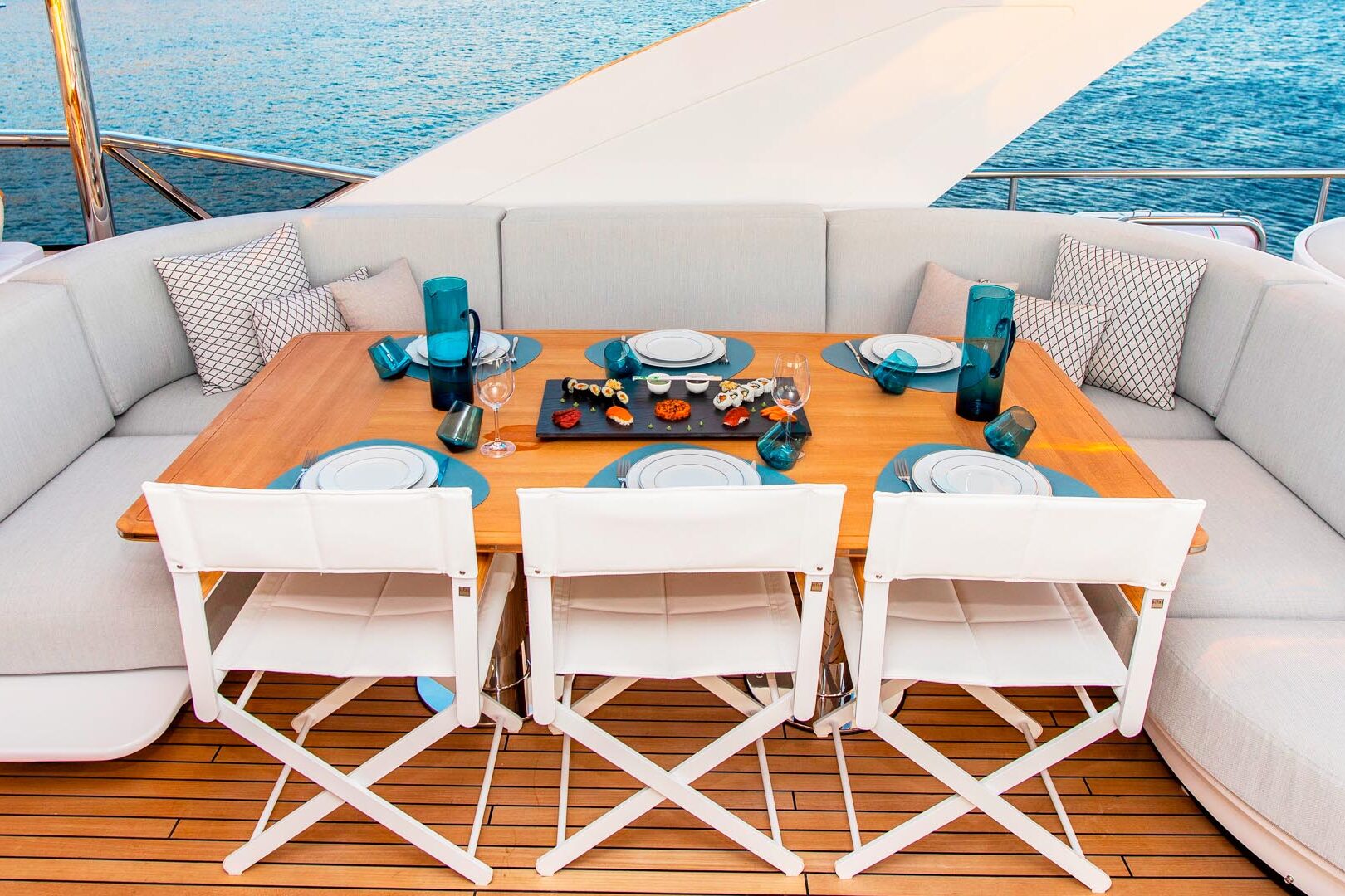 Luxury yacht Azimut Grande 27M Dawo al fresco flybridge table