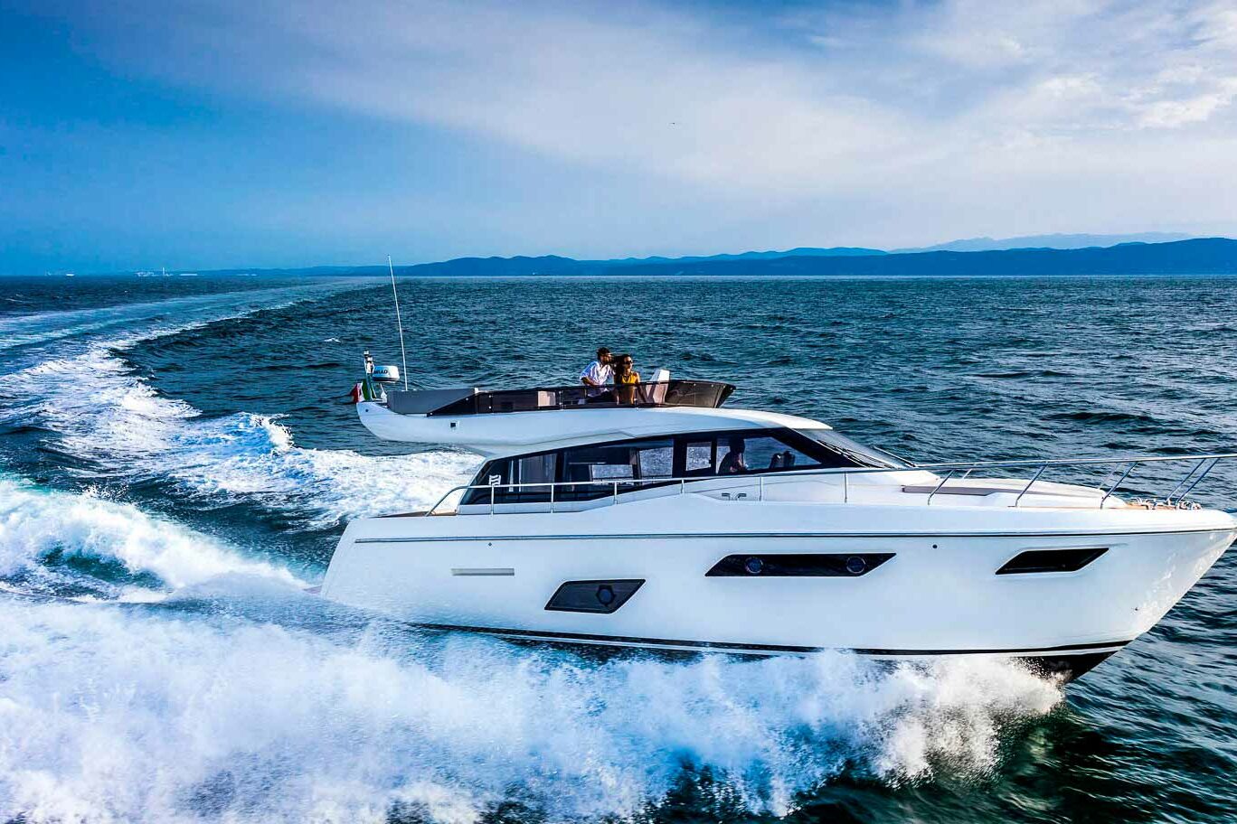 Motor boat Ferretti Yachts 450 cruising view