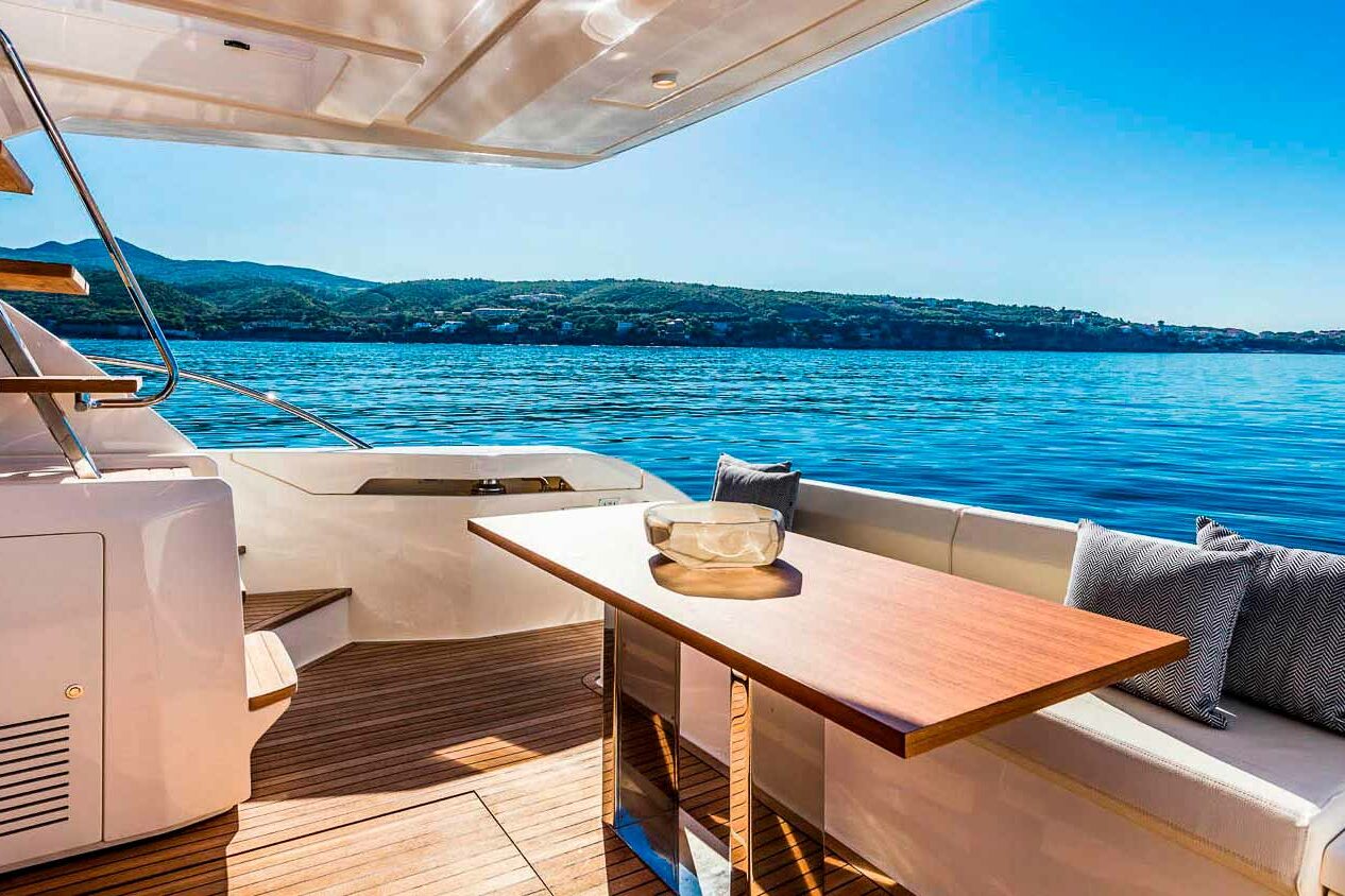 Motor boat Ferretti 550 aft table