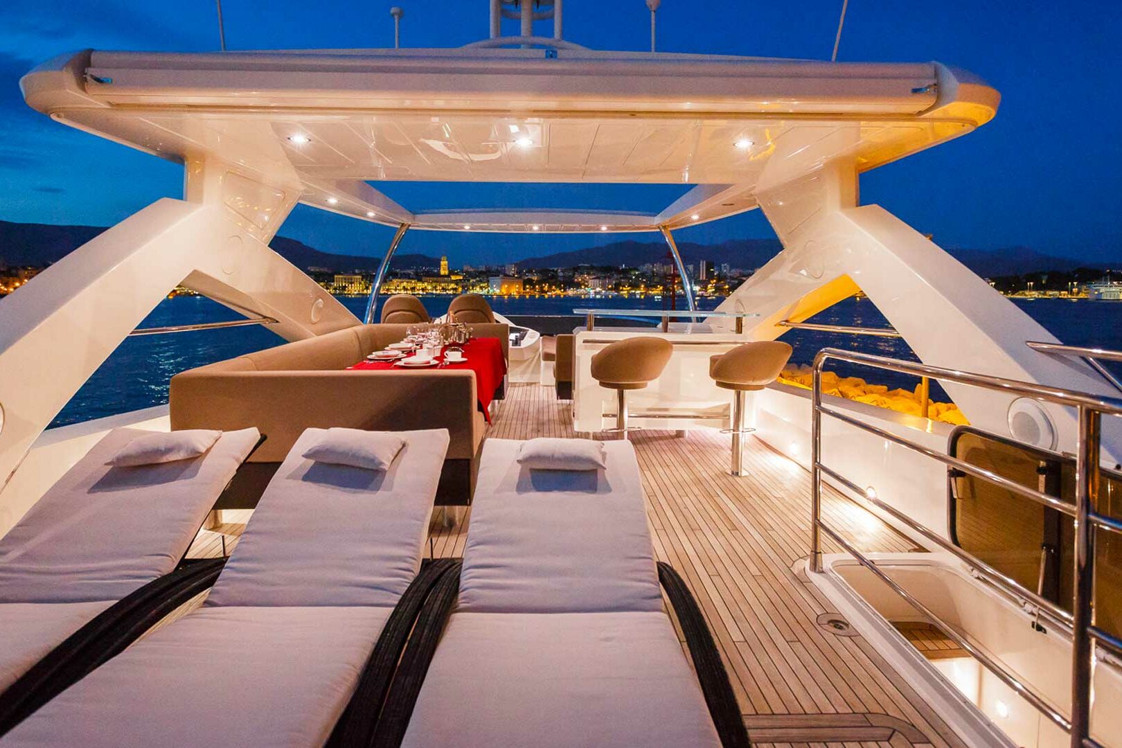 Luxury yacht Sunseeker Yacht 86 The Best Way flybridge forward