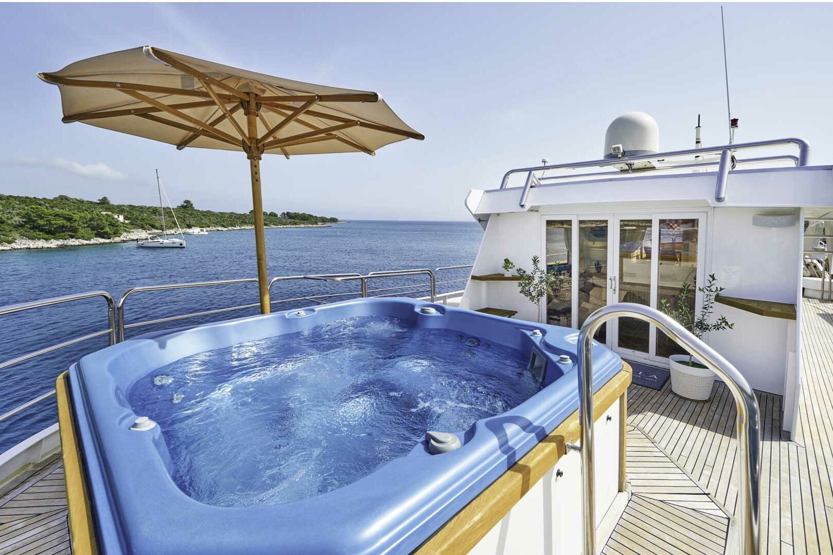 Luxury yacht La Perla jacuzzi