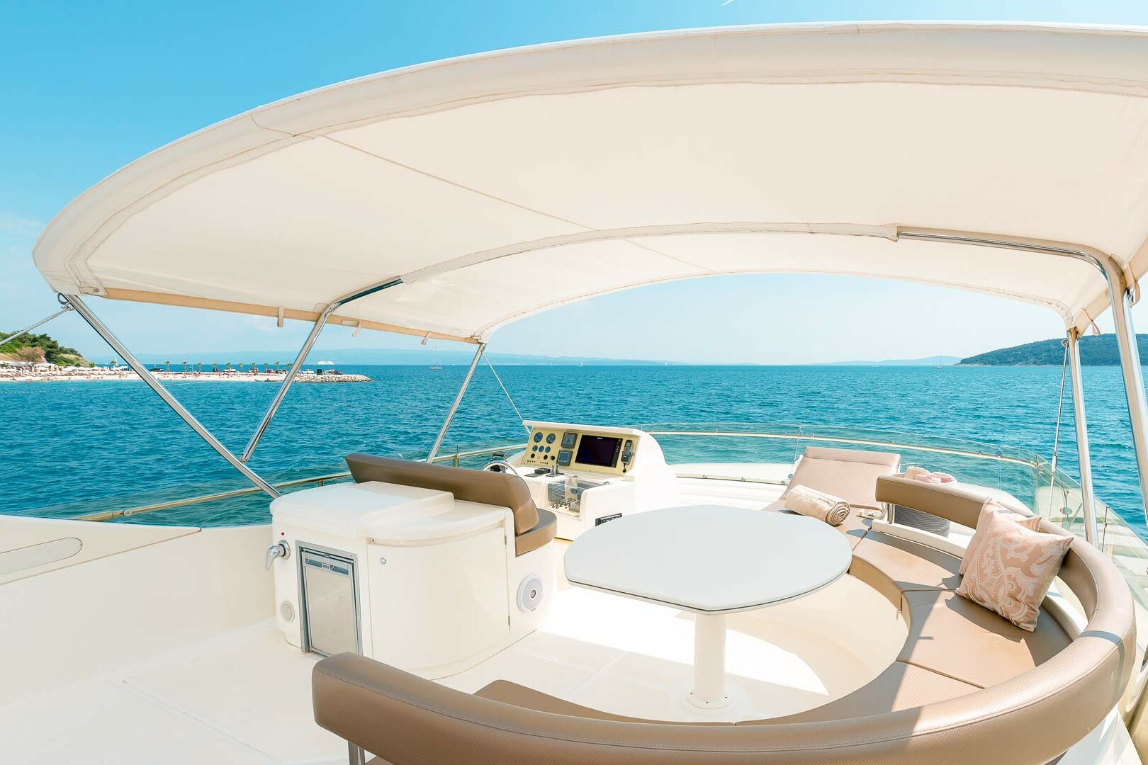 Luxury yacht Ferretti 730 Marino flybridge seating area
