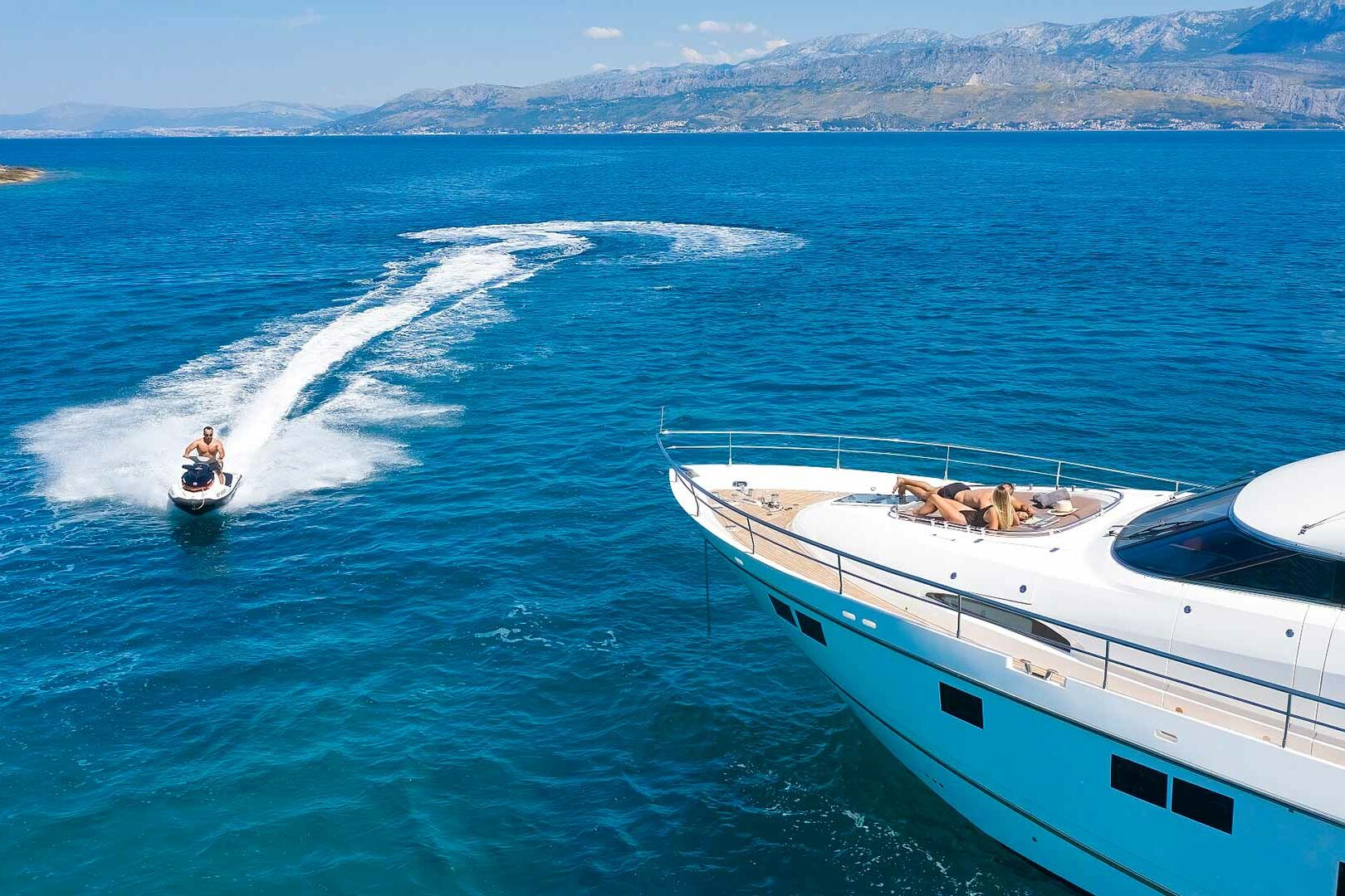 Luxury yacht Fairline Squadron 78 Schatzi jet ski